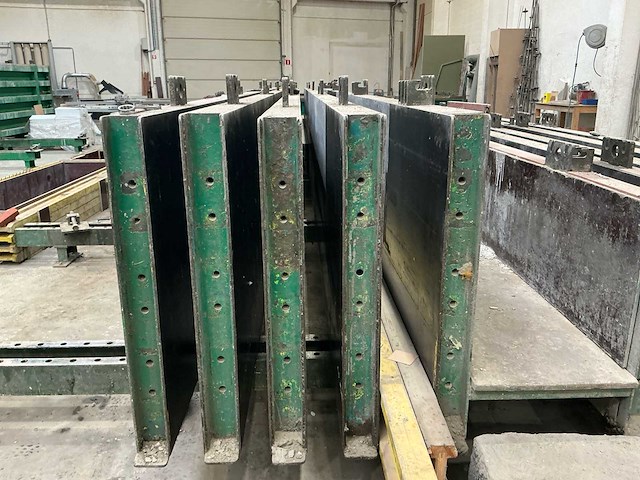 Batterij betonbekisting dubbel ( prefabbeton ) - 10m op 5x1m en 5x 0,75m - afbeelding 8 van  12