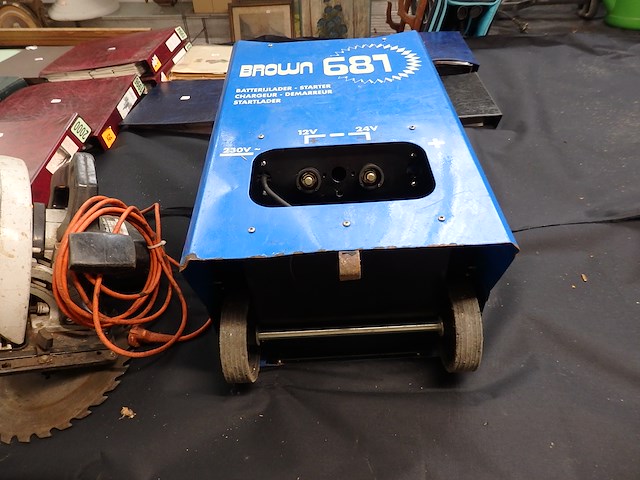 Batterijlader( zonder kabels)+ cirkelzaag - afbeelding 3 van  3