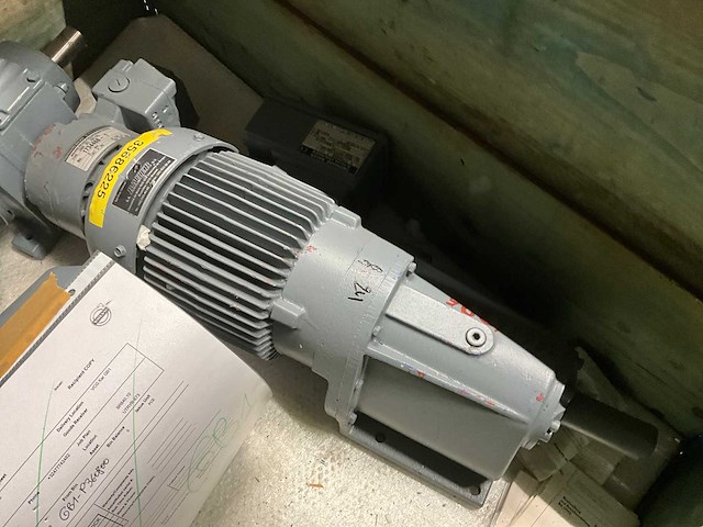 Bauer + sew 0,5 kw electro motor met reductie (5x) - afbeelding 1 van  7