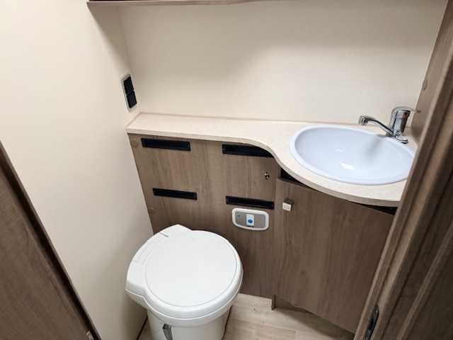 Bavaria - i781 style - lits jumeaux - camping car - afbeelding 10 van  19