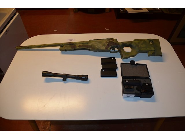 Bb gun met 4 magazijnen, 2 scopes, 1 red dot - afbeelding 1 van  8