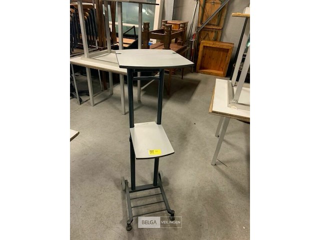 Beamer tafeltje op wielen - afbeelding 1 van  2