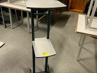 Beamer tafeltje op wielen