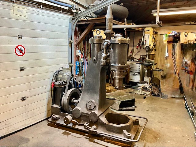 Bêché & demoor industriële smeedhamer - 30kg - gereviseerd - afbeelding 1 van  15