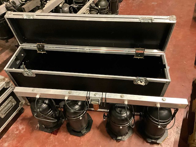 Beclec fourbar par 56 in flightcase - afbeelding 2 van  5