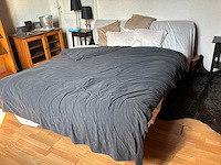 Bed, 2 diverse kasten, 2 nachttafels en decoratie - afbeelding 1 van  11