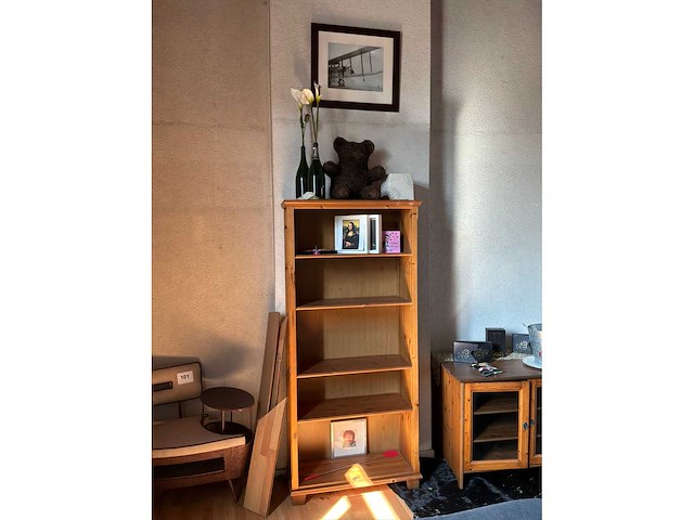 Bed, 2 diverse kasten, 2 nachttafels en decoratie - afbeelding 2 van  14