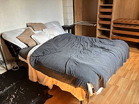 Bed, 2 diverse kasten, 2 nachttafels en decoratie - afbeelding 7 van  14