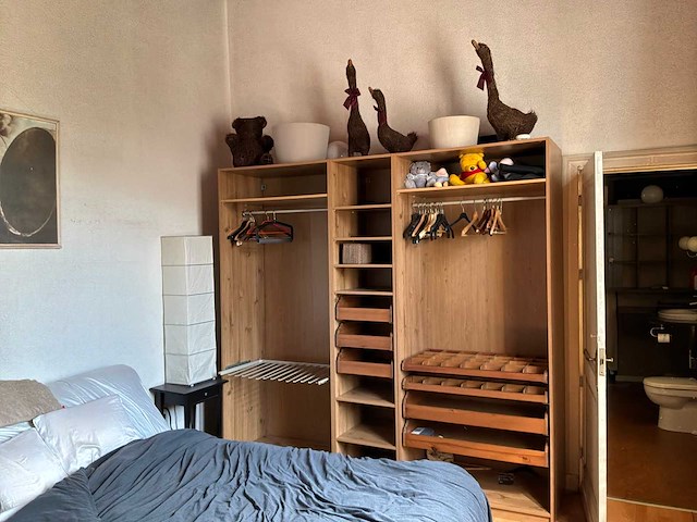 Bed, 2 diverse kasten, 2 nachttafels en decoratie - afbeelding 8 van  14