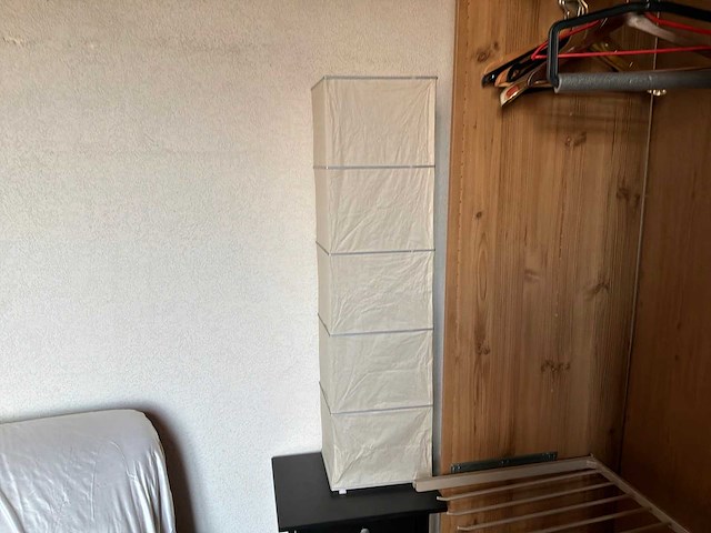 Bed, 2 diverse kasten, 2 nachttafels en decoratie - afbeelding 12 van  14