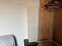 Bed, 2 diverse kasten, 2 nachttafels en decoratie - afbeelding 12 van  14