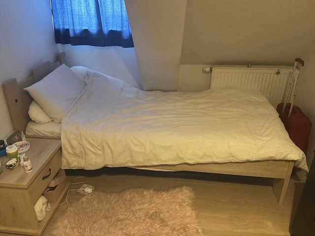Bed, kleerkast en nachtkastje - afbeelding 3 van  4