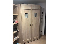 Bed, kleerkast en nachtkastje - afbeelding 1 van  4