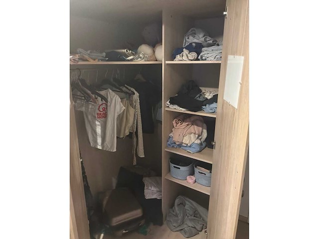 Bed, kleerkast en nachtkastje - afbeelding 2 van  4