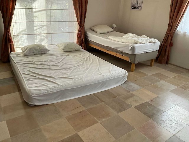 Bed met toebehoren - afbeelding 1 van  5