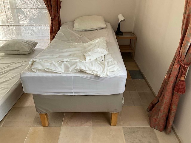 Bed met toebehoren - afbeelding 4 van  5