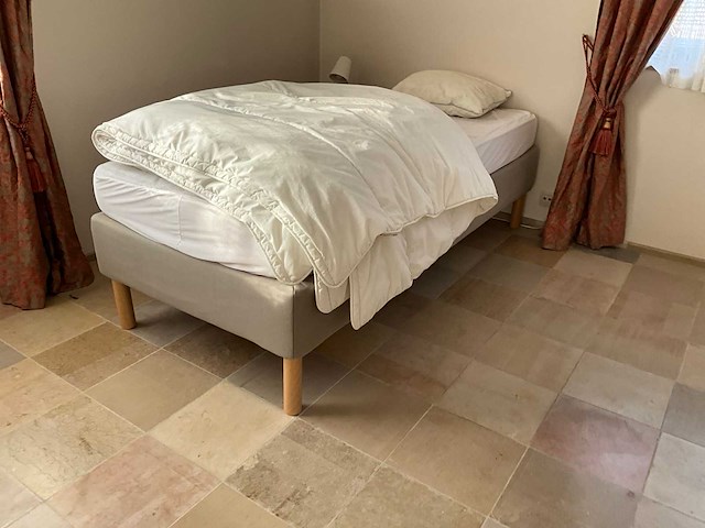 Bed met toebehoren - afbeelding 2 van  5
