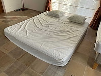 Bed met toebehoren - afbeelding 5 van  5