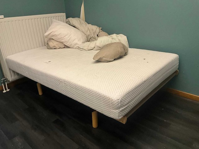 Bed - afbeelding 1 van  9