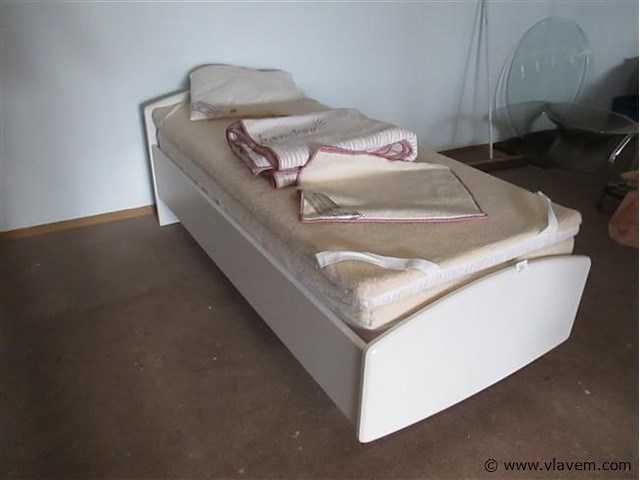 Bed - afbeelding 1 van  4