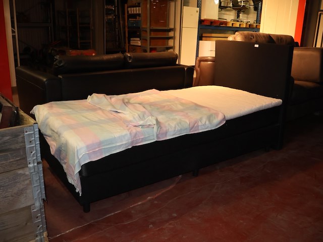 Bed - afbeelding 1 van  4