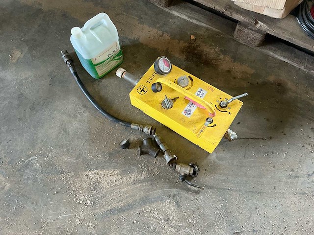 Bediening grondraket en olie overige aannemersmateriaal - afbeelding 1 van  2