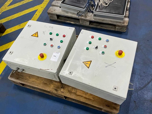 Bedieningskast met inhoud (2x) - afbeelding 1 van  7