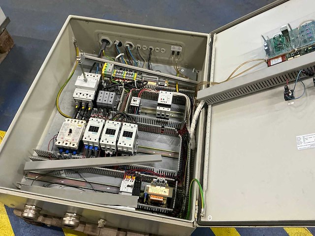 Bedieningskast met inhoud - afbeelding 2 van  5