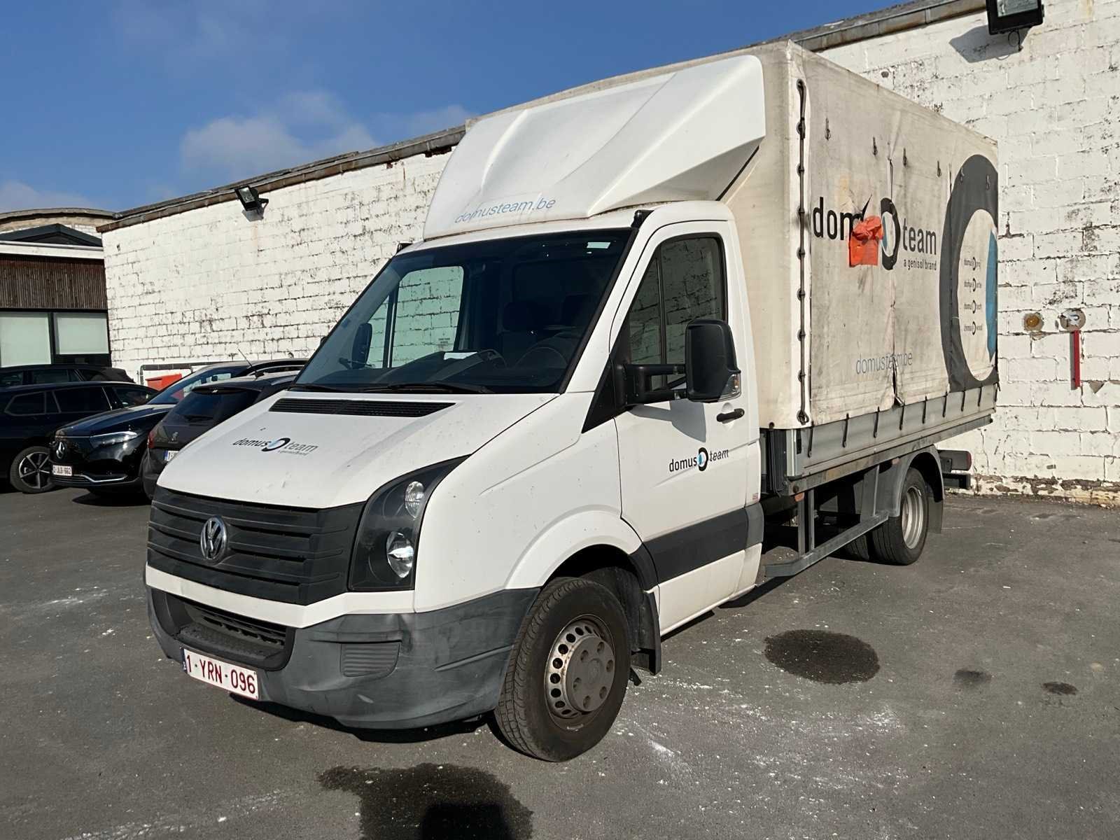 Bedrijfsvoertuigen, diverse gereedschappen en bouwmaterialen.