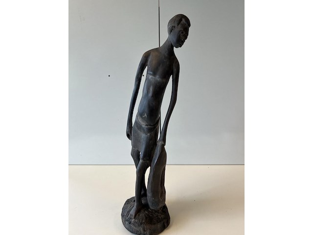 Beeld jonge man met zak - afbeelding 1 van  3