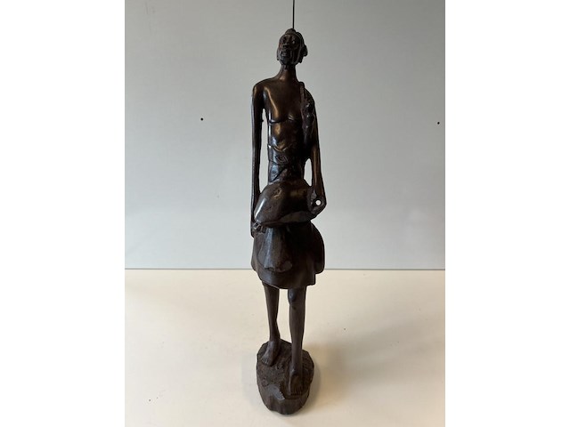 Beeld man buigt achterover - afbeelding 1 van  4