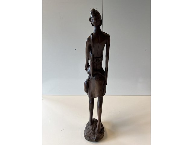 Beeld man buigt achterover - afbeelding 3 van  4