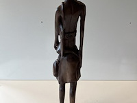 Beeld man buigt achterover - afbeelding 3 van  4