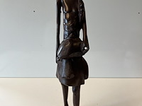 Beeld man buigt achterover - afbeelding 1 van  4