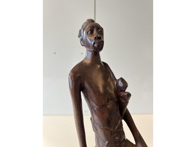 Beeld man buigt achterover - afbeelding 2 van  4