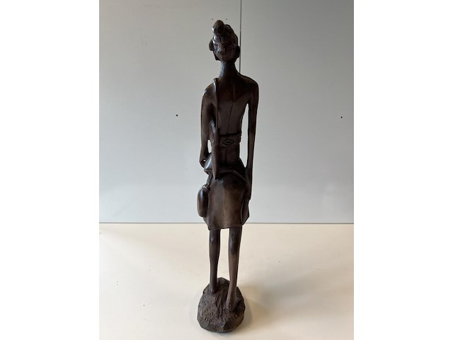 Beeld man buigt achterover - afbeelding 3 van  4