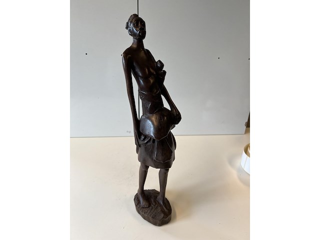 Beeld man buigt achterover - afbeelding 4 van  4