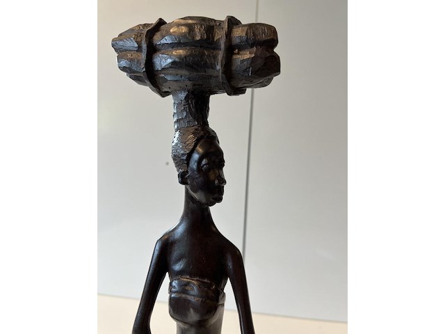 Beeld met bijl - afbeelding 4 van  4