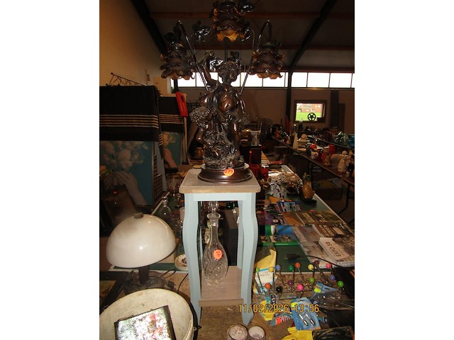 Beeld met bijzet tafel - afbeelding 3 van  3