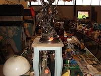 Beeld met bijzet tafel - afbeelding 3 van  3