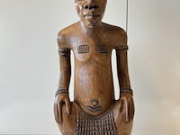 Beeld met handen op knie - afbeelding 1 van  5