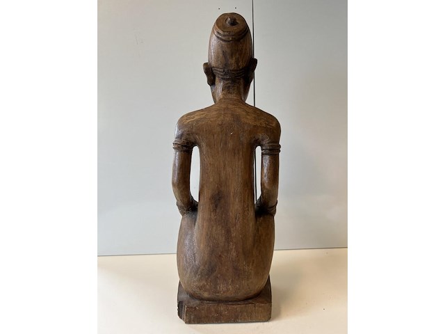 Beeld met handen op knie - afbeelding 3 van  5