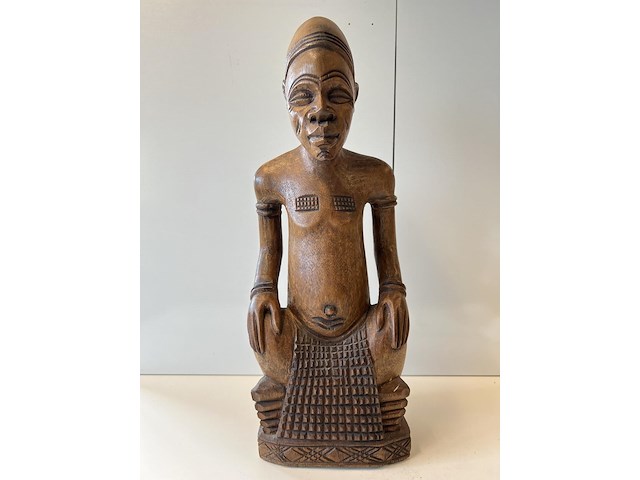 Beeld met handen op knie - afbeelding 1 van  5