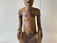 Beeld met handen op knie - afbeelding 1 van  5