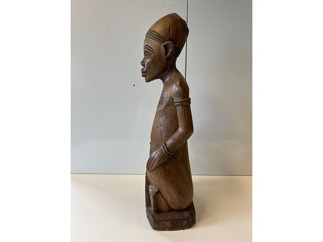 Beeld met handen op knie - afbeelding 4 van  5