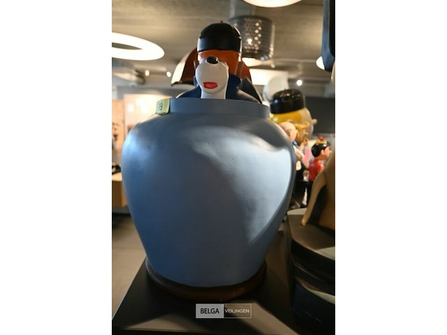 Beeld van kuifje in "de blauwe lotus" - afbeelding 3 van  5