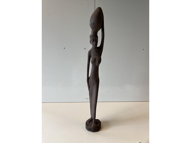 Beeld vrouw met kruik op hoofd - afbeelding 1 van  5