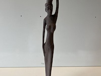 Beeld vrouw met kruik op hoofd - afbeelding 1 van  5