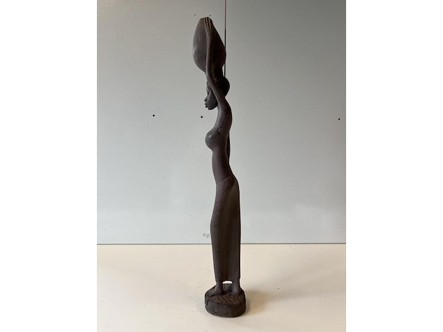 Beeld vrouw met kruik op hoofd - afbeelding 2 van  5