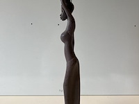 Beeld vrouw met kruik op hoofd - afbeelding 2 van  5